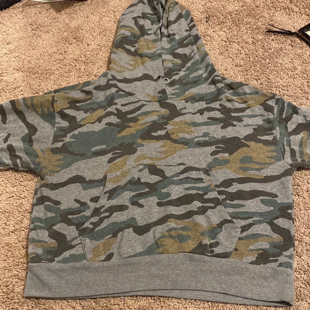 Cropped camo hoodie